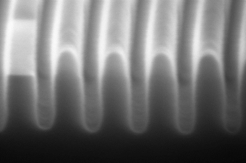 25nm wide Si trenches etched to 110nm depth by ALE, HSQ mask still in place