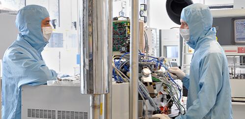 Cleanroom technicians in fab
